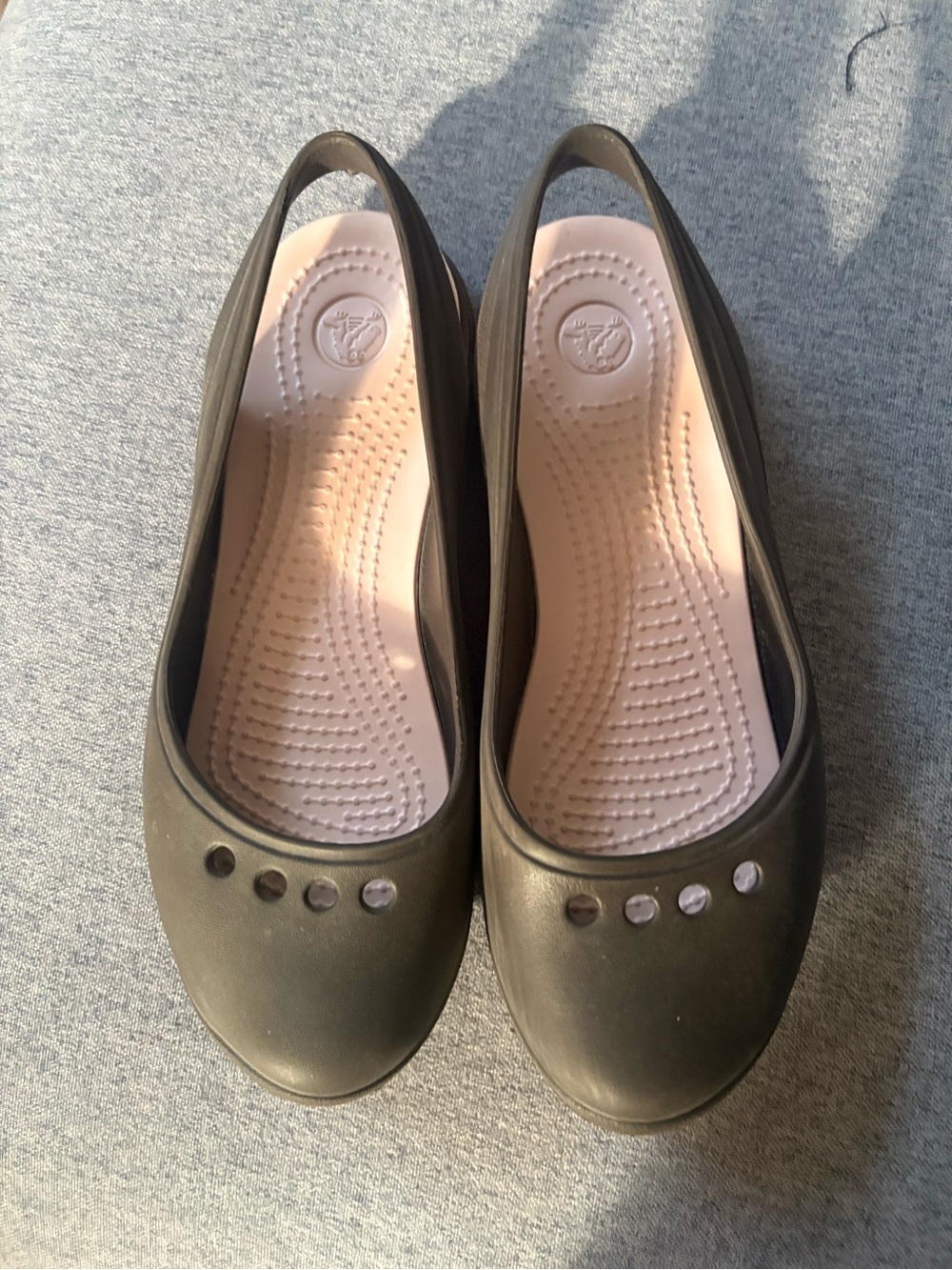 Crocs dark brown pink clogs flats sandals women size 7
EUC